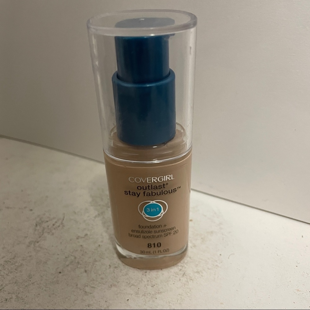Covergirl Outlast Foundation Sunscreen 3 in 1 SPF 20 Classic Ivory 810 HTF
